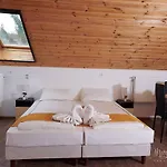 Kamaras Klastrom House Mogyoród
