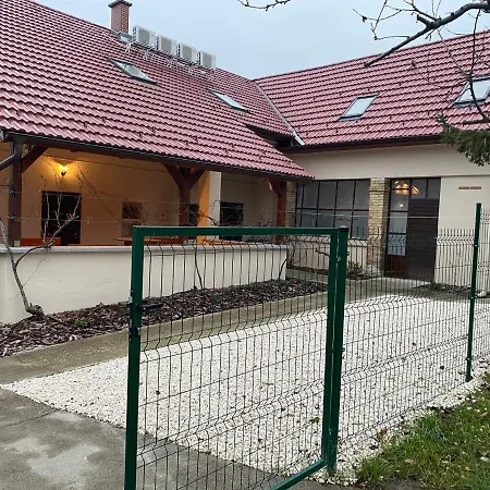 Bed & Breakfast Kamaras Klastrom House