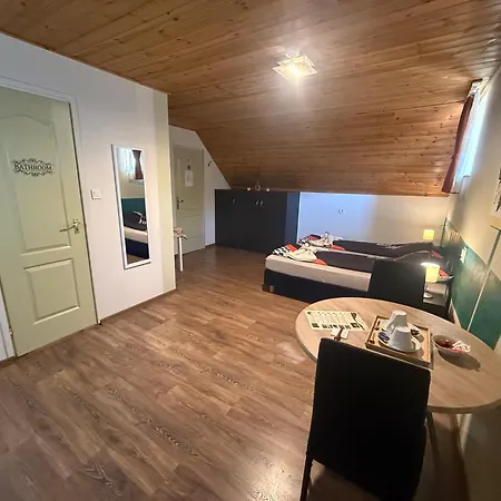 Kamaras Klastrom House Mogyoród