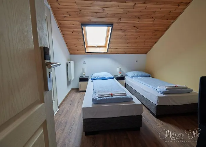 Kamarás Klastrom House Bed and breakfast 3*