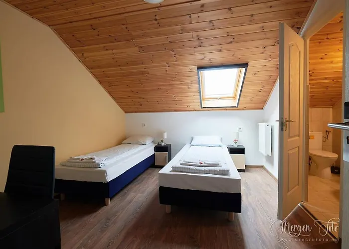 Kamarás Klastrom House Bed and breakfast 3*