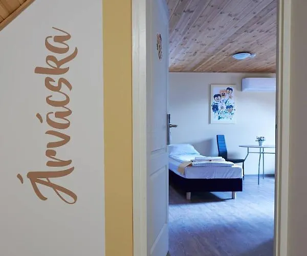 Kamarás Klastrom House Bed and breakfast